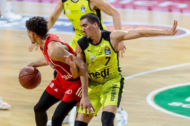 前锋球员必 前锋球员必